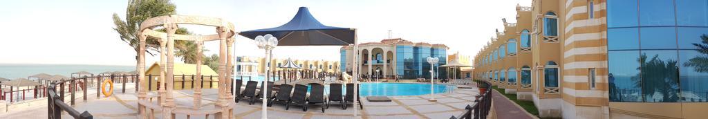 Tio Sea Resort Al Khor Exterior foto The pool at the hotel
