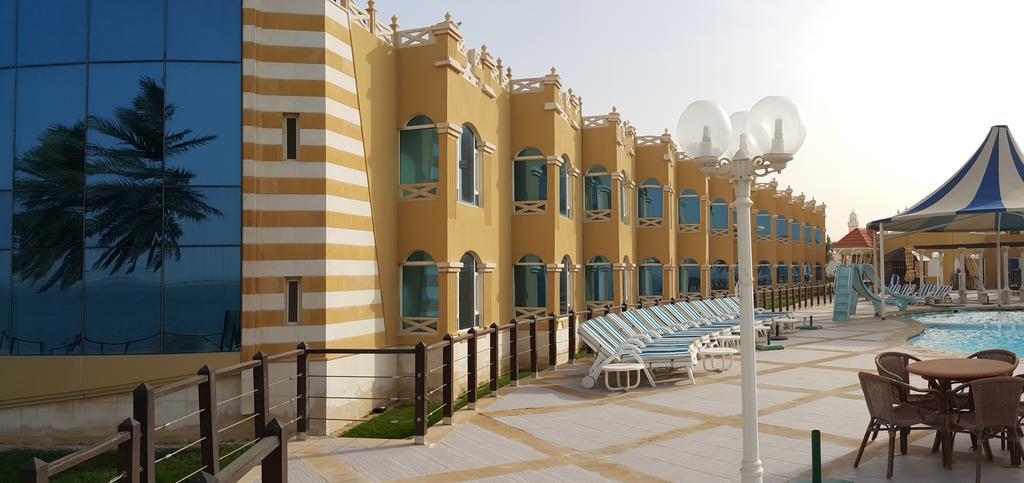 Tio Sea Resort Al Khor Exterior foto The resort's pool area