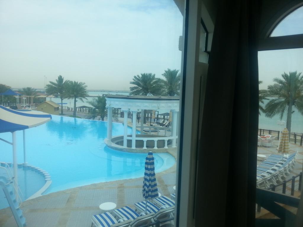 Tio Sea Resort Al Khor Exterior foto View of the pool at the Al Khobar Hilton