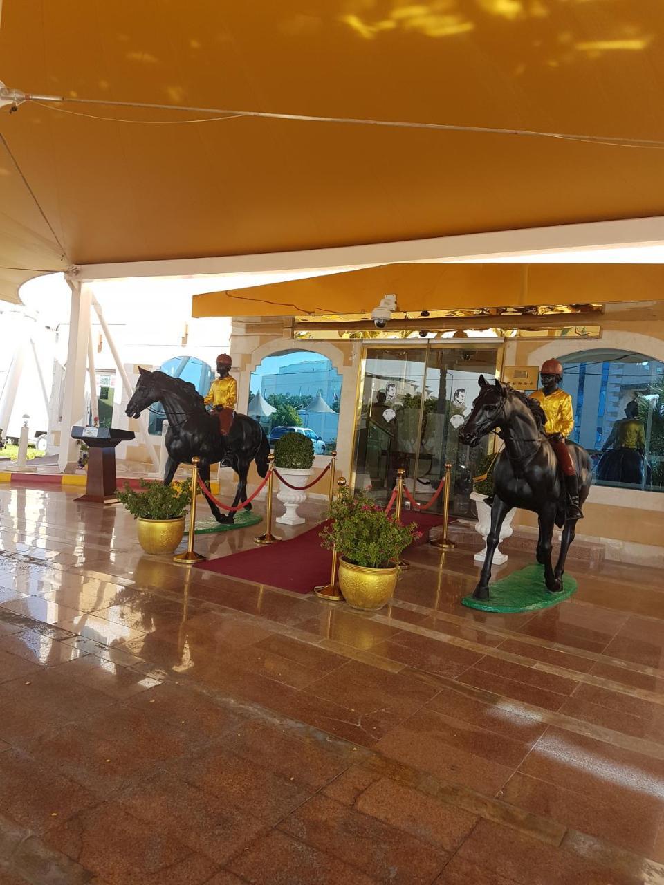 Tio Sea Resort Al Khor Exterior foto Entrance of the Meydan Grandstand